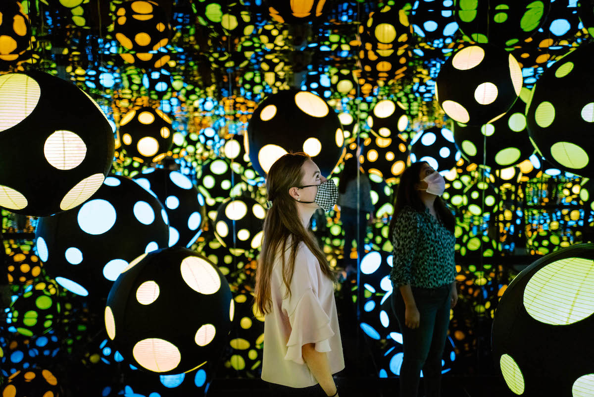 Have you seen the giant Yayoi Kusama installation outside of @harrods , London