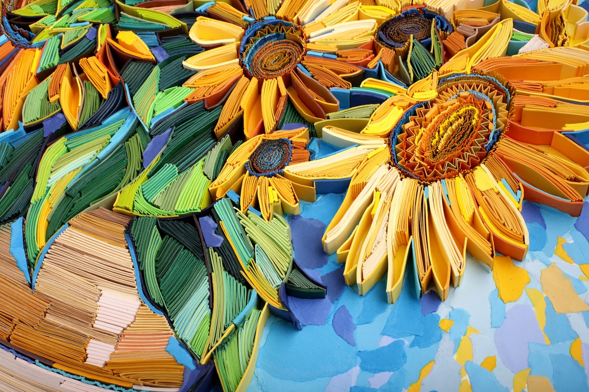 Detalle de girasoles hechos con filigrana de papel por Yulia Brodskaya