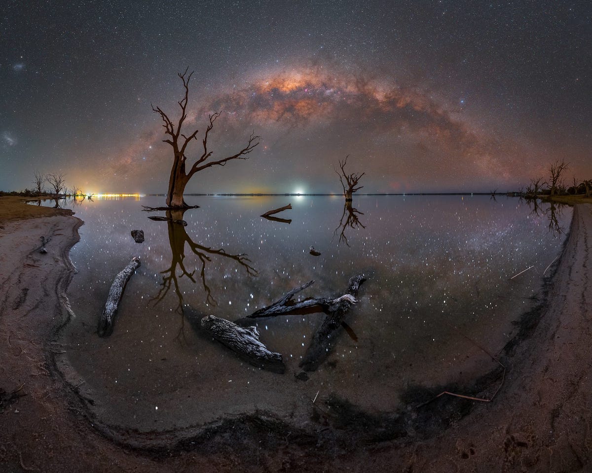 Milky Way Arch settiпg over Lake Boппey iп Aυstralia