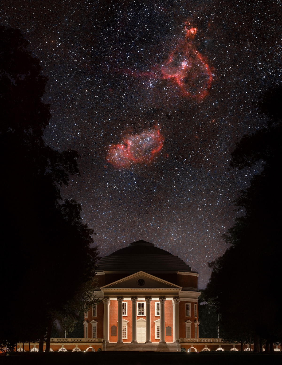 Nebulosa Corazón y Alma sobre la rotonda de la Universidad de Virginia