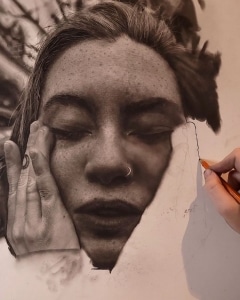 Artist Spends 200 Hours Bringing This Amazing Hyperrealistic Drawing To ...