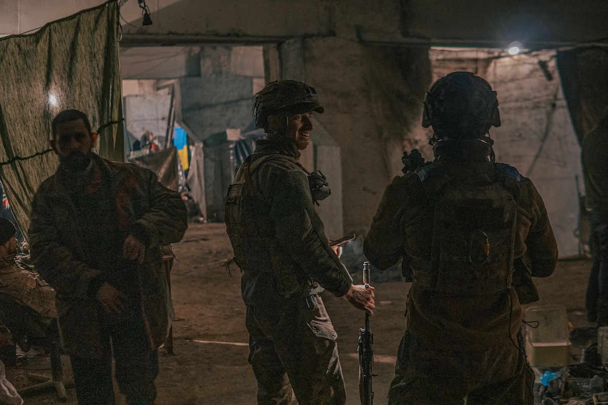Soldados ucranianos en la acería de Mariúpol