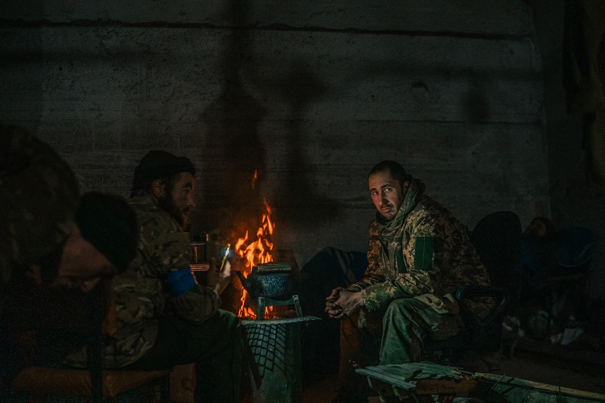 Soldados ucranianos junto a una fogata en la acería de Mariúpol