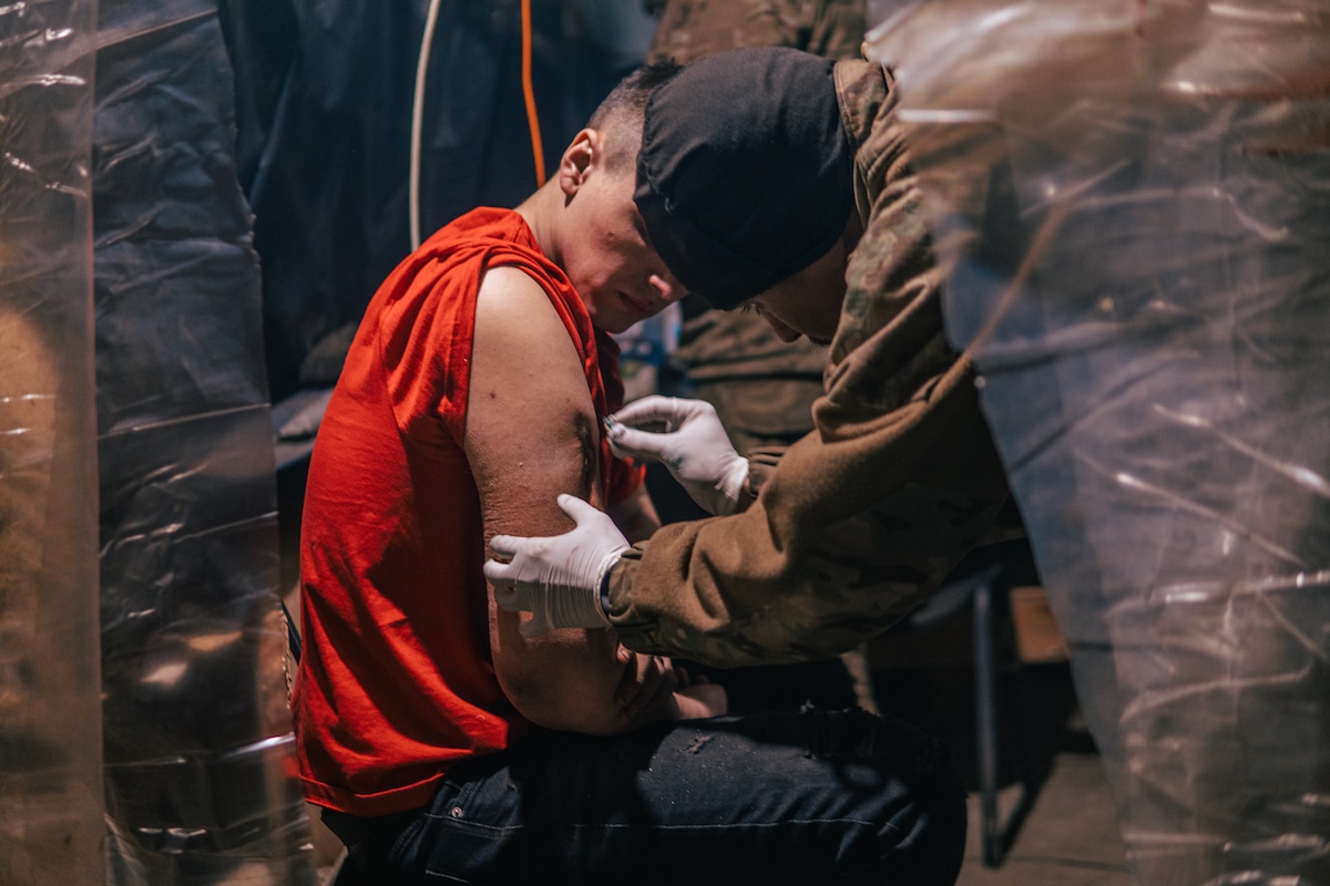 Soldado ucraniano trataando sus heridas en la fábrica de acero de Mariúpol