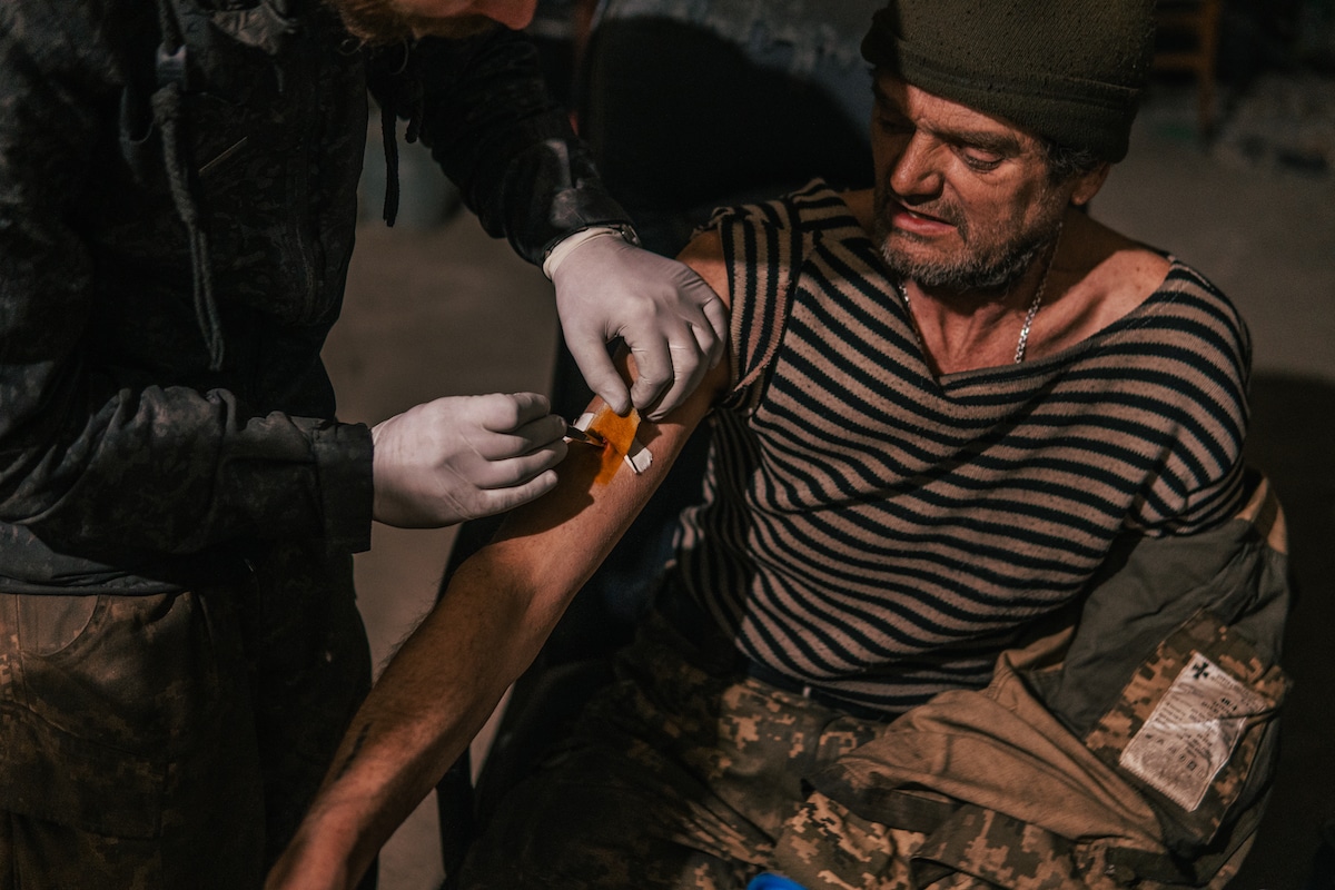 Soldado ucraniano recibe atención médica en la acería de Mariúpol