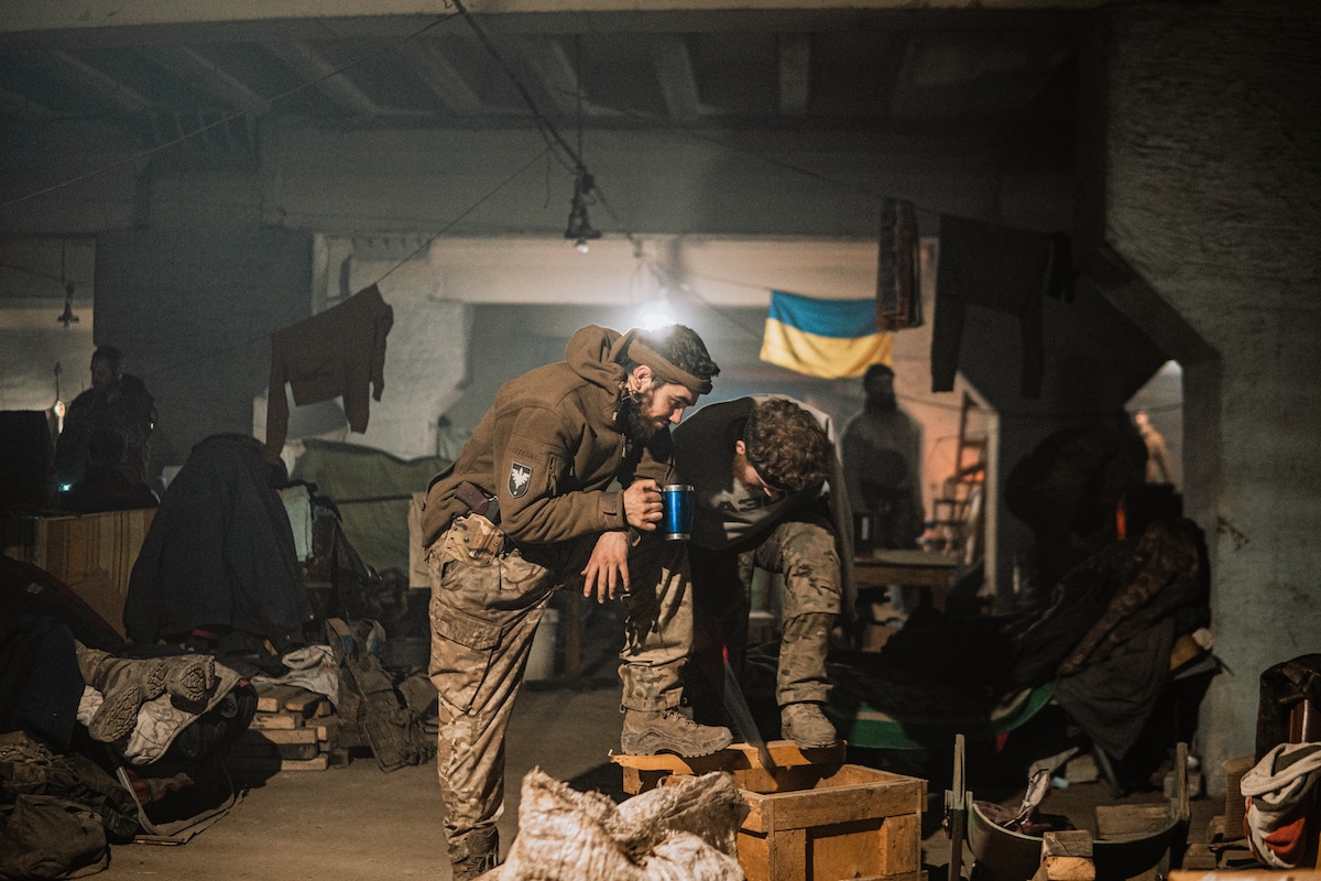 Soldado ucraniano en la acería de Mariúpol