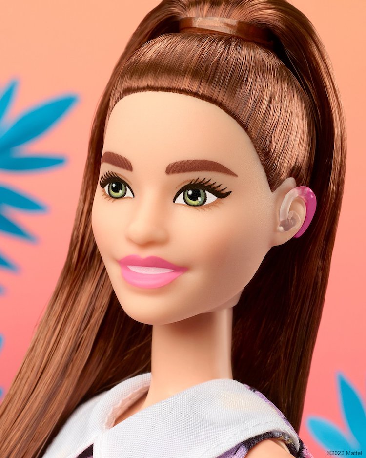 Barbie sorda con audífonos retroauriculares