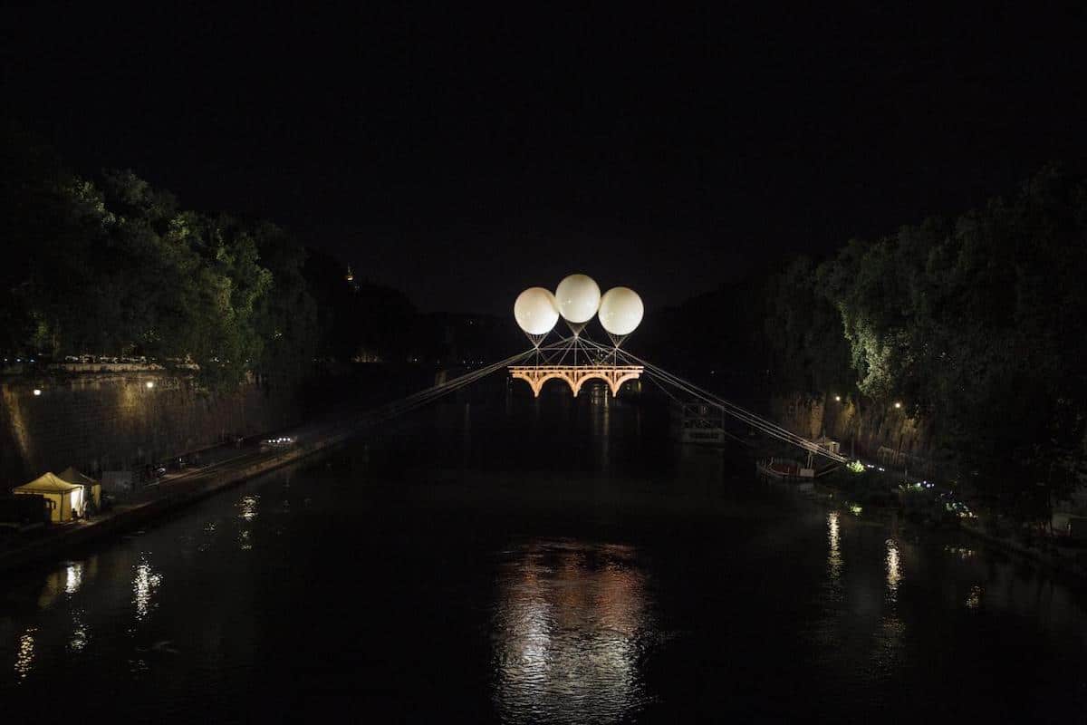 Puente flotante sobre un río de Roma
