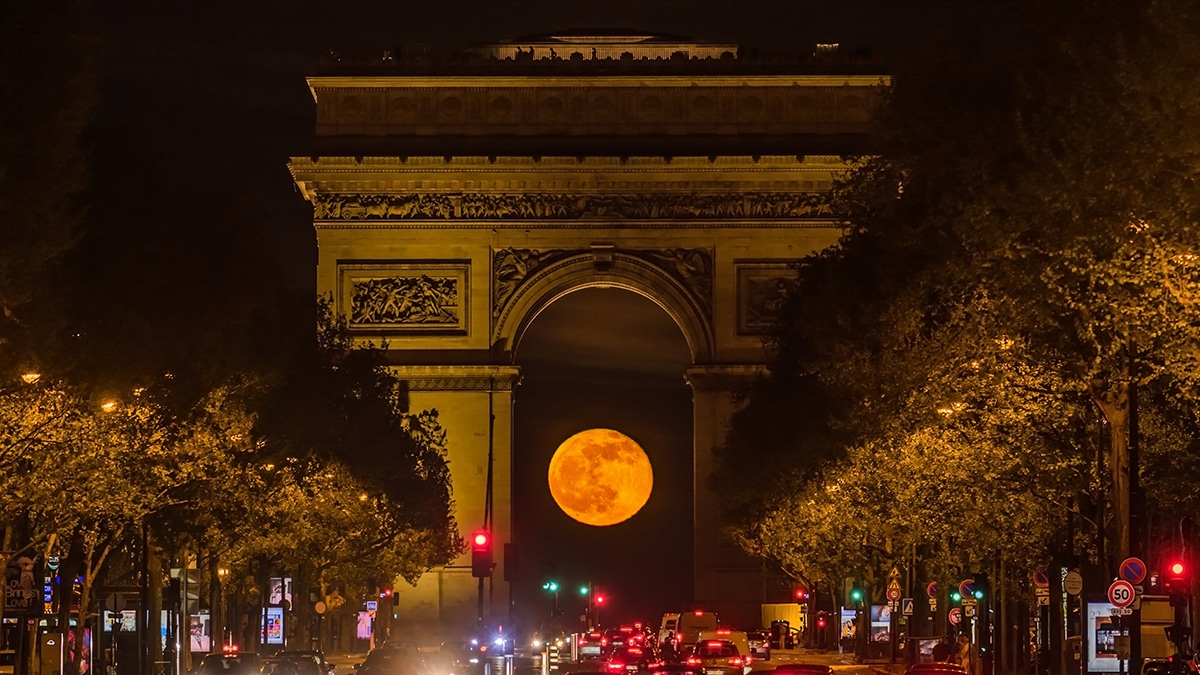 Foto de la luna llena enmarcada por el Arco del Triunfo de Thierry Legault