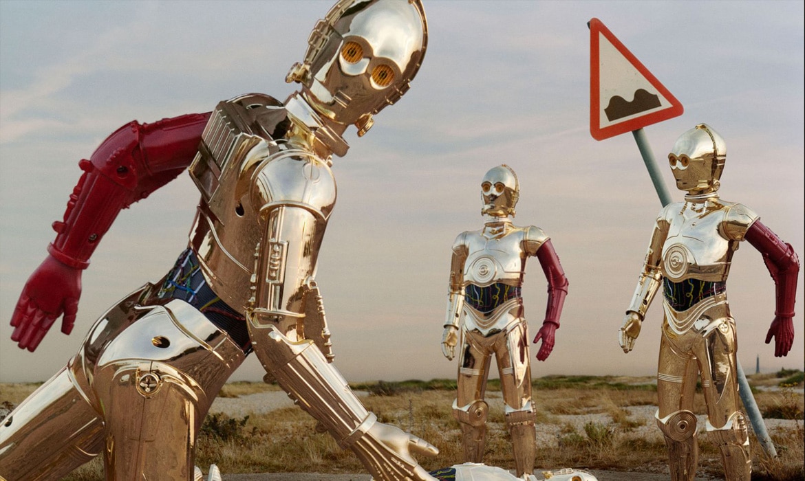 Tres personas haciendo cosplay de C3PO por Thurstan Redding