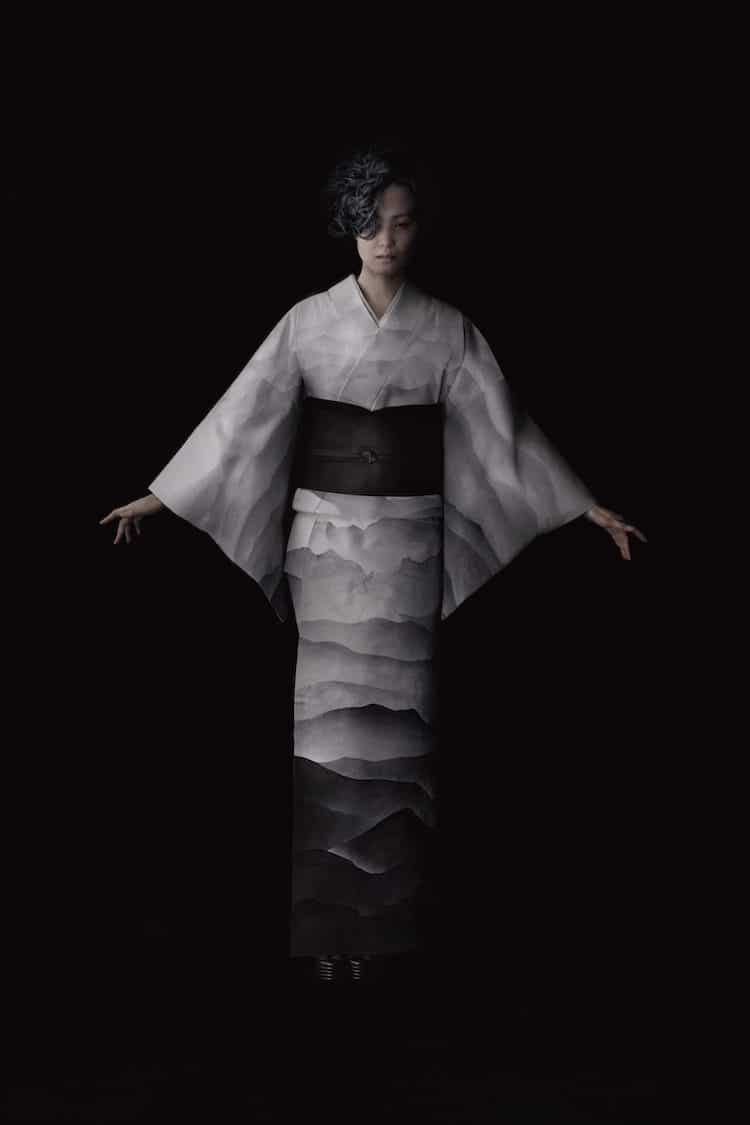 Kimono de cuero inspirado en las montañas de Japón de Tomoe Shinohara