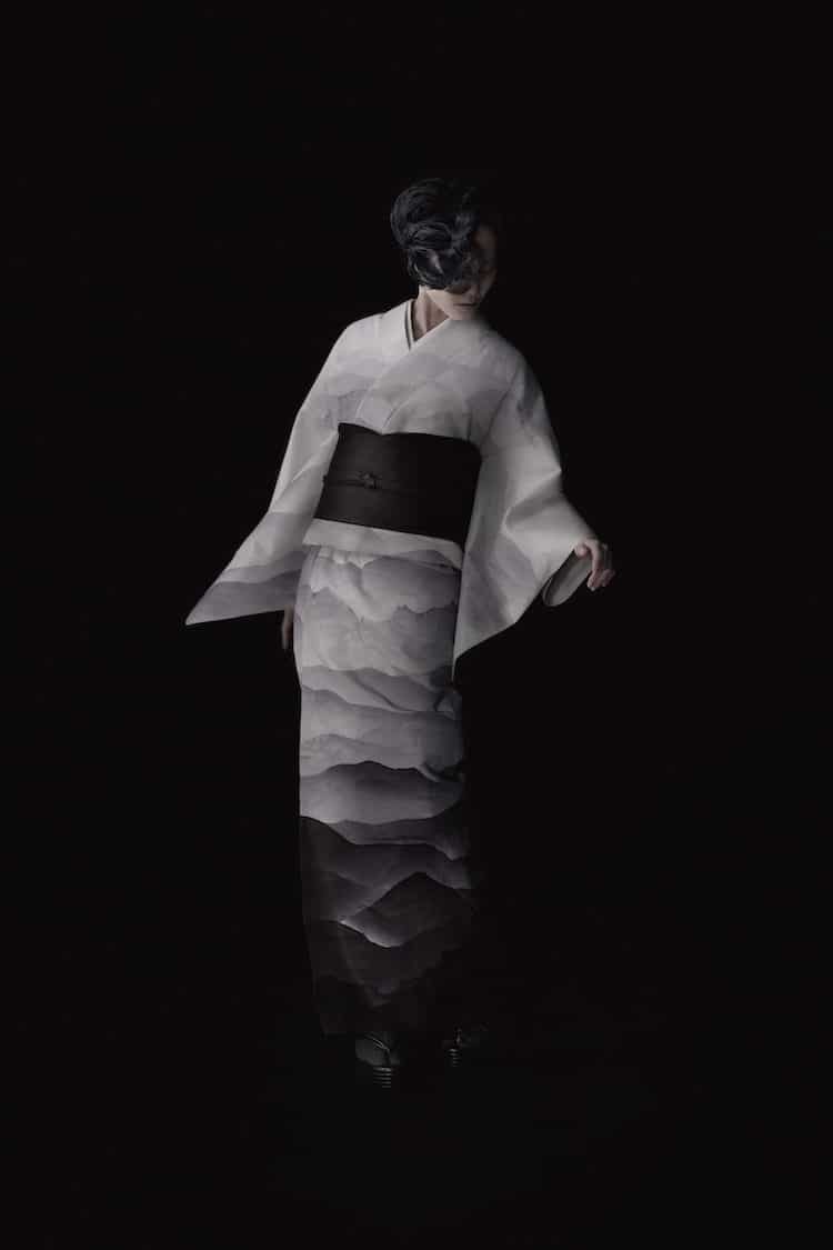 アーティストの篠原土茂は、革くずから日本の伝統的な着物を作ります