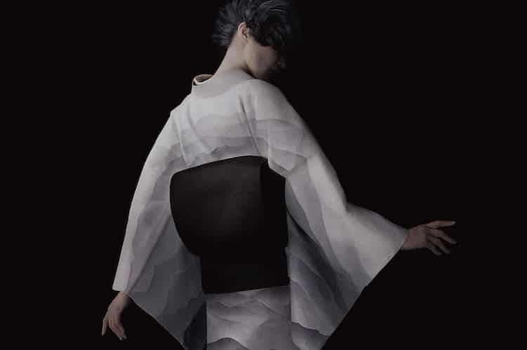 アーティストの篠原土茂は、革くずから日本の伝統的な着物を作ります