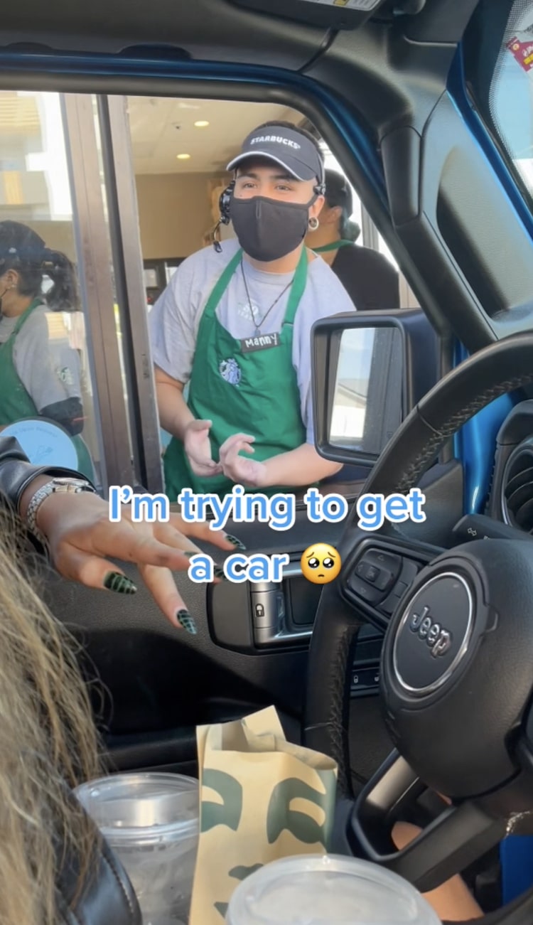 Barista de Starbucks recibe un regalo generoso en un video viral de TikTok