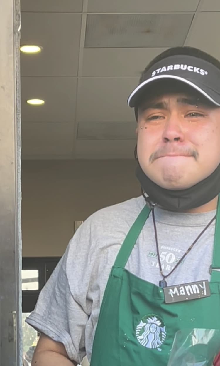 Barista de Starbucks recibe un regalo generoso en un video viral de TikTok