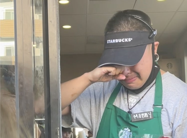 Barista de Starbucks recibe un regalo generoso en un video viral de TikTok