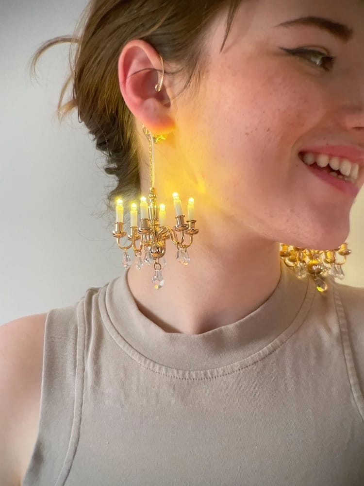 Estos aretes forma de candelabros iluminación propia