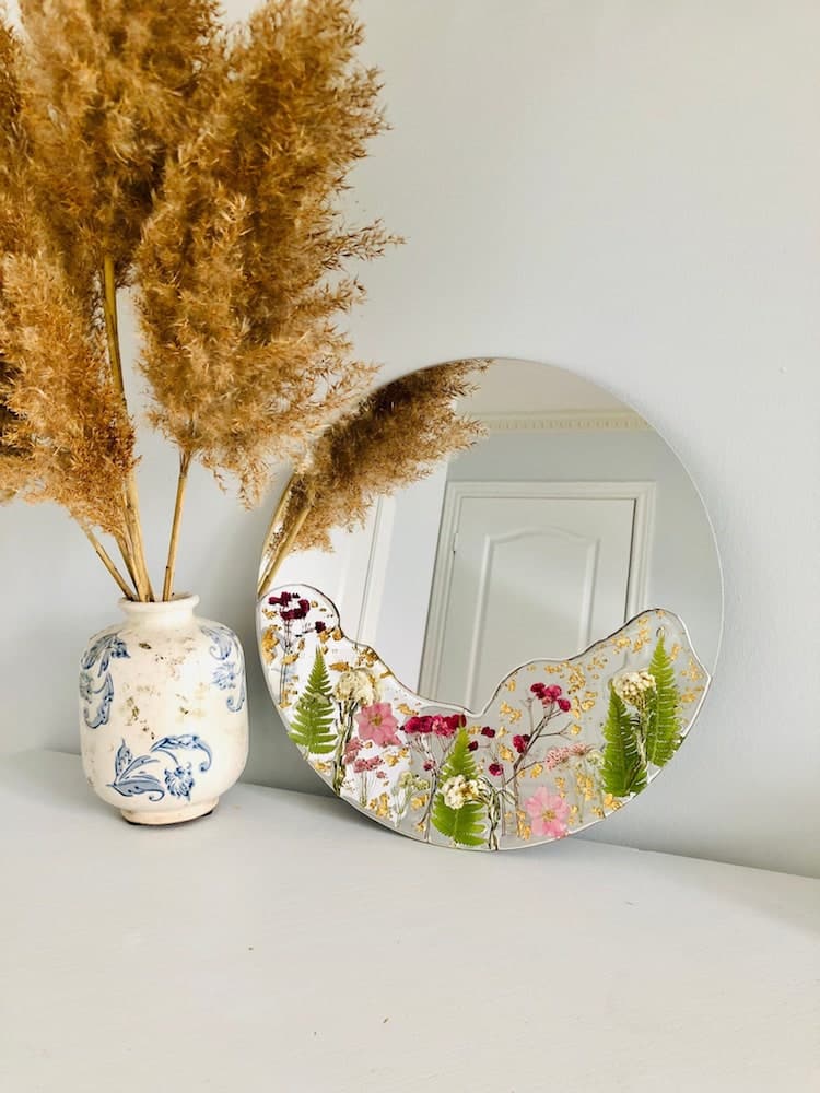 Specchi con onde e graziosi fiori pressati coperti da resina trasparente di Sharlene Robertson