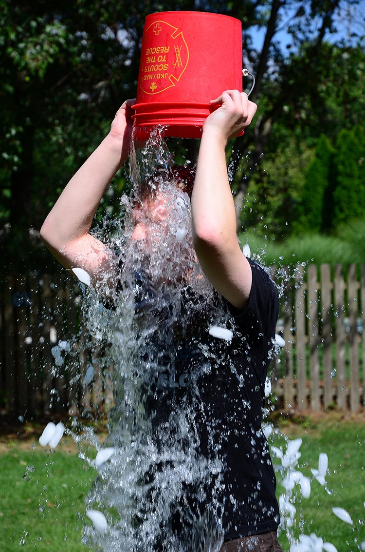 Giants Join Ice Bucket Challenge to Raise Awareness of A.L.S. - The New  York Times