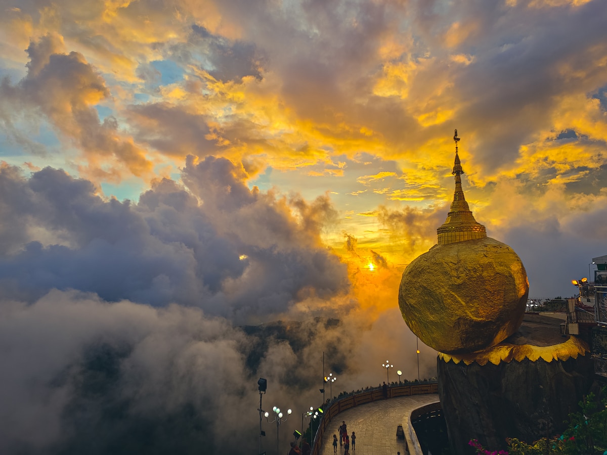 미얀마의 탑에 구름과 안개를 비추는 태양