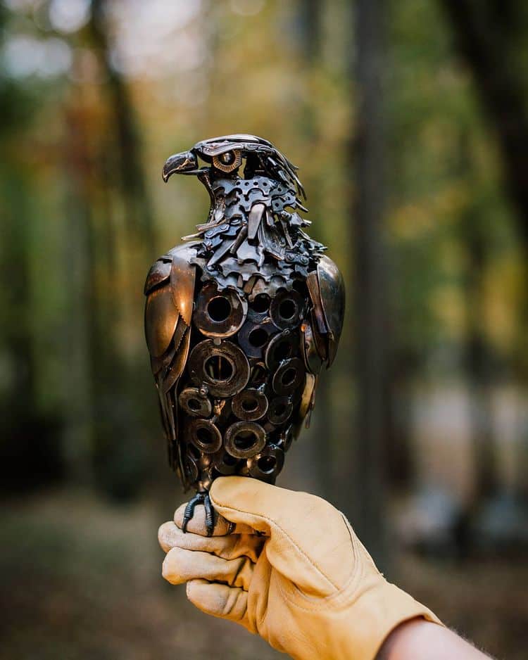 Rottami metallici scartati trasformati in squisite sculture di animali di Leah Jeffrey