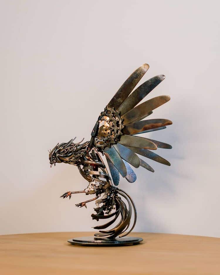 Rottami metallici scartati trasformati in squisite sculture di animali di Leah Jeffrey