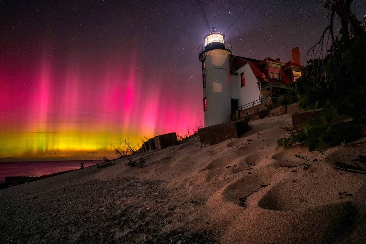 Point Betsie Lighthouse의 핑크색과 노란색 오로라