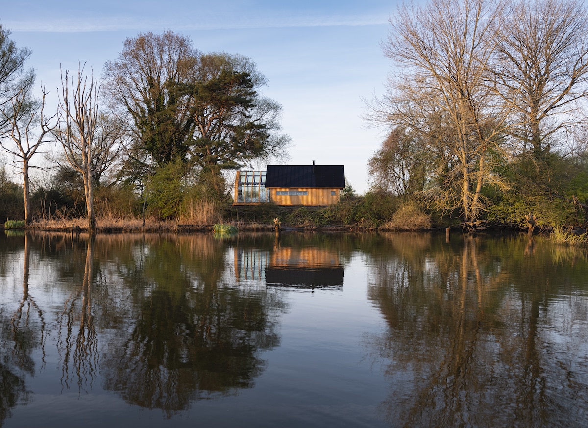 Expandable Cabin on the Water