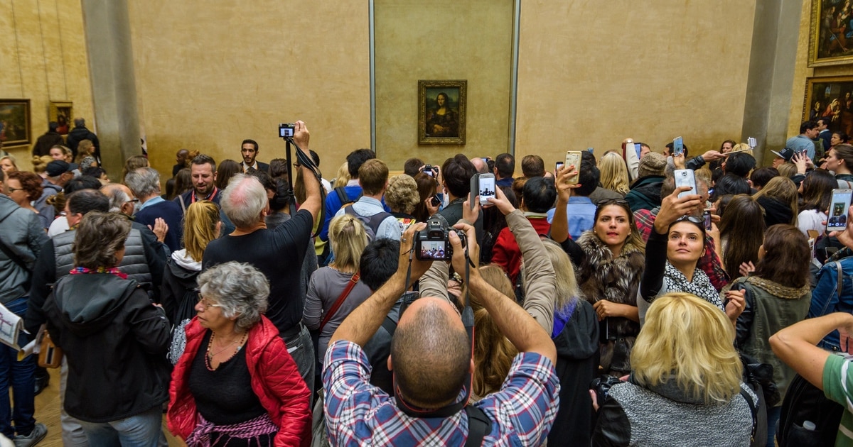 mona lisa louvre crowd