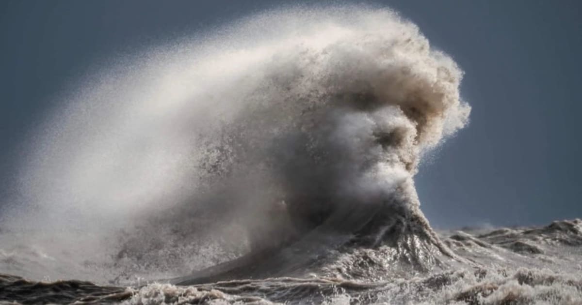 Strong Winds Create a Crashing Wave That Looks Like a Face