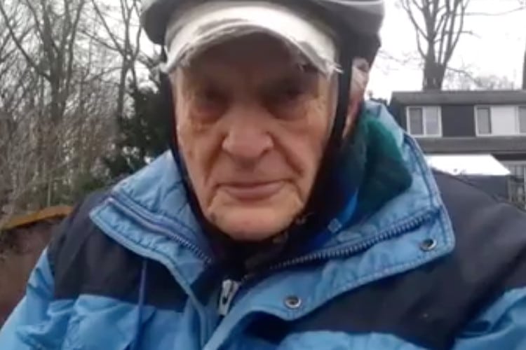 This 90-Year-Old Man Travels by Bike Every Day to the Hospice His Wife Lives At