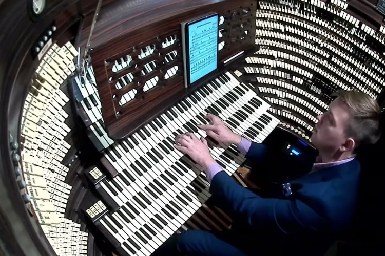 Musician Plays ‘Bohemian Rhapsody on the Largest Pipe Organ in the World