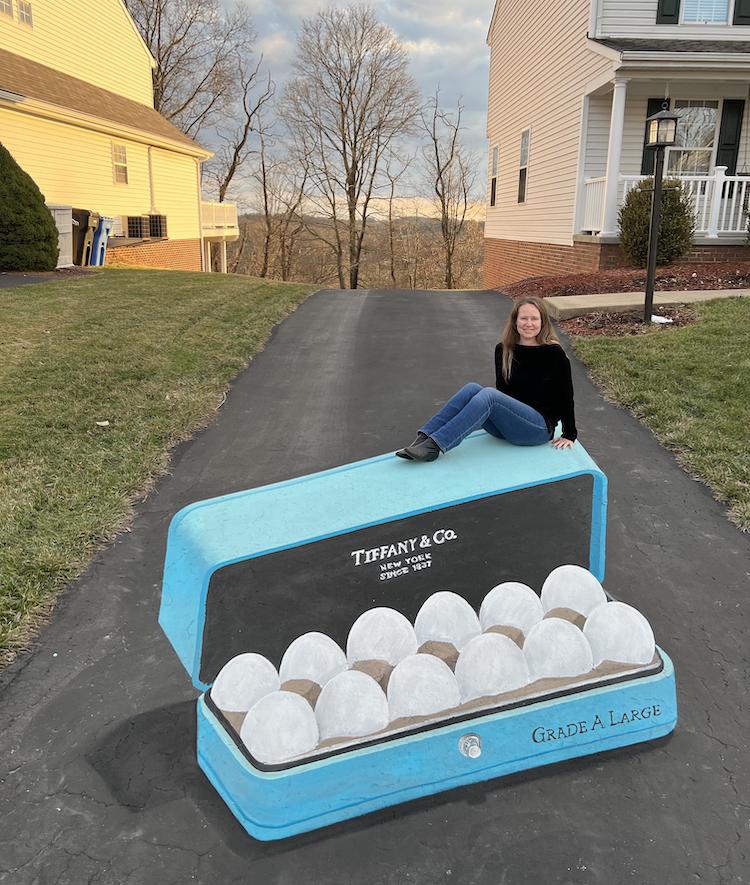Artist Draws Hyperrealistic Tiffany's Box Filled with Eggs in Chalk