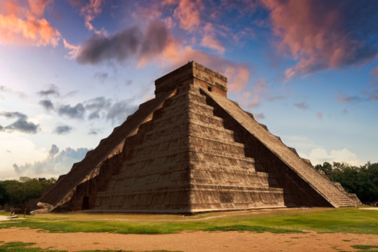 Pyramid of Chichen Itzá at Sunset