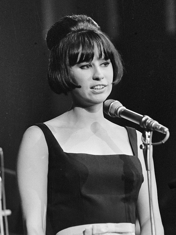 Singer Astrud Gilberto, who has died at age 83, during a performance.