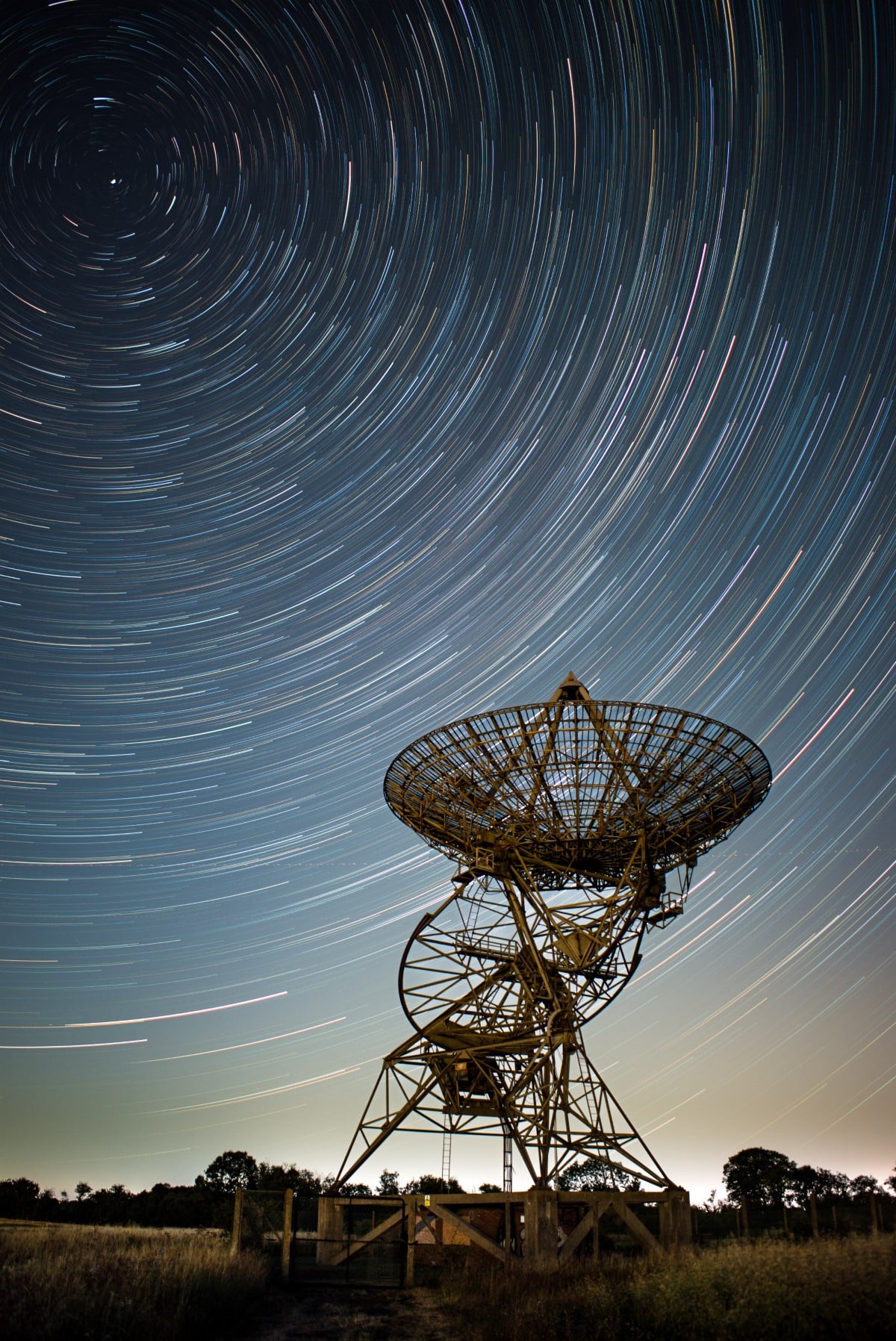 Estelas de estrellas tomadas con una antena de radiotelescopio defectuosa