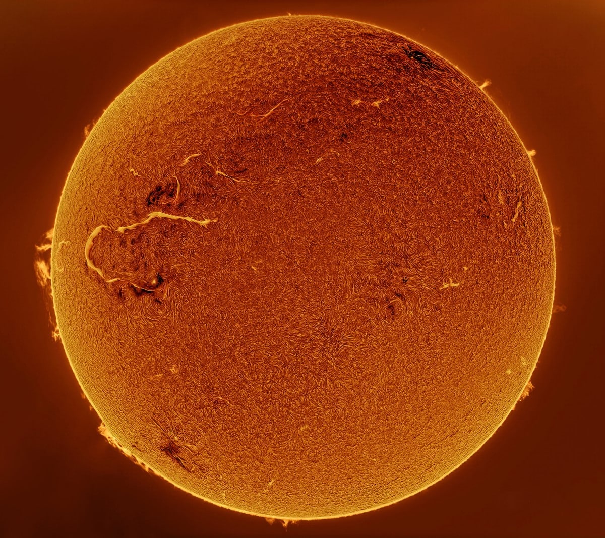 El sol se representa a medida que avanza hacia su ciclo máximo.