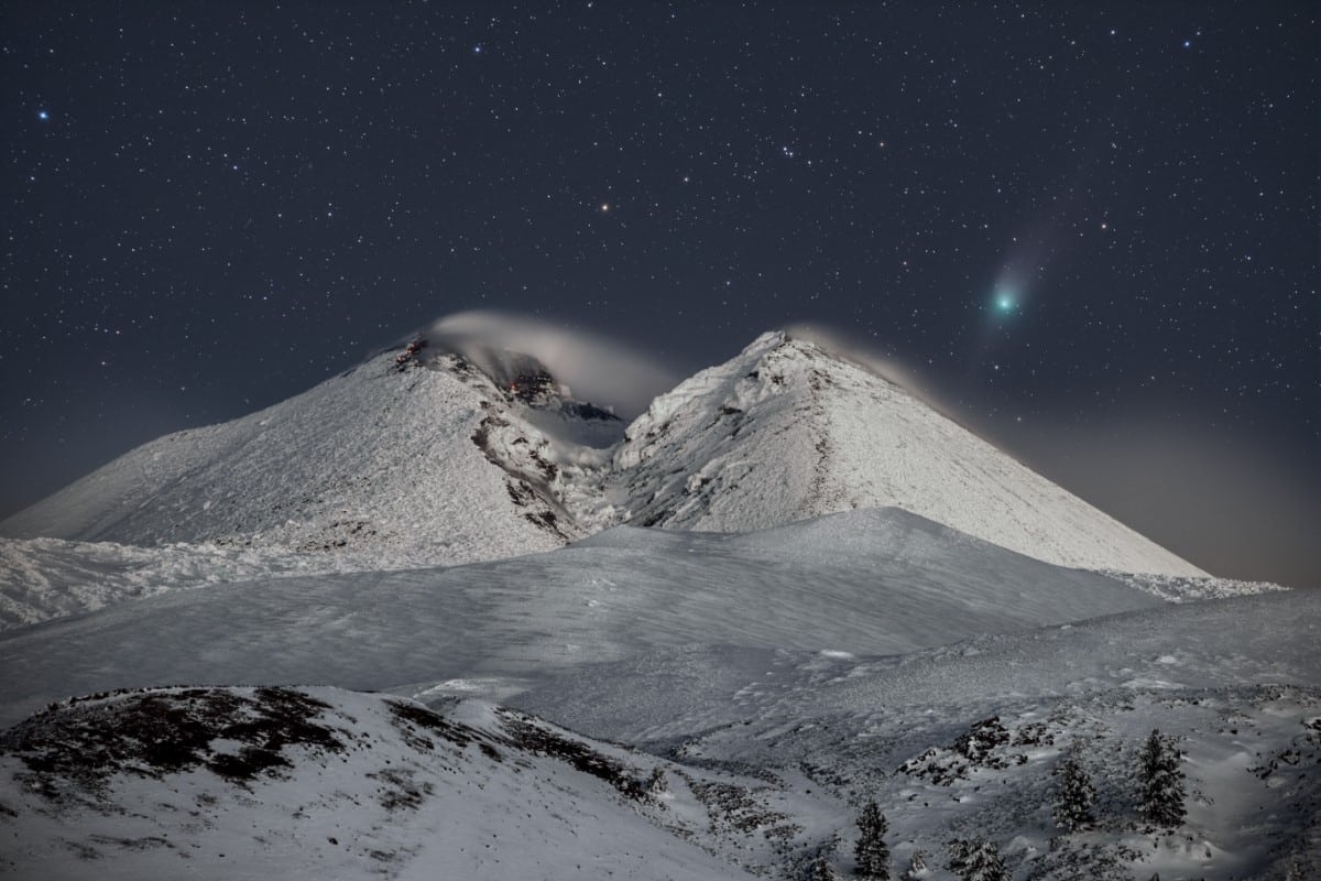 Cometa 2022 E3 sobre el nevado Monte Etna 