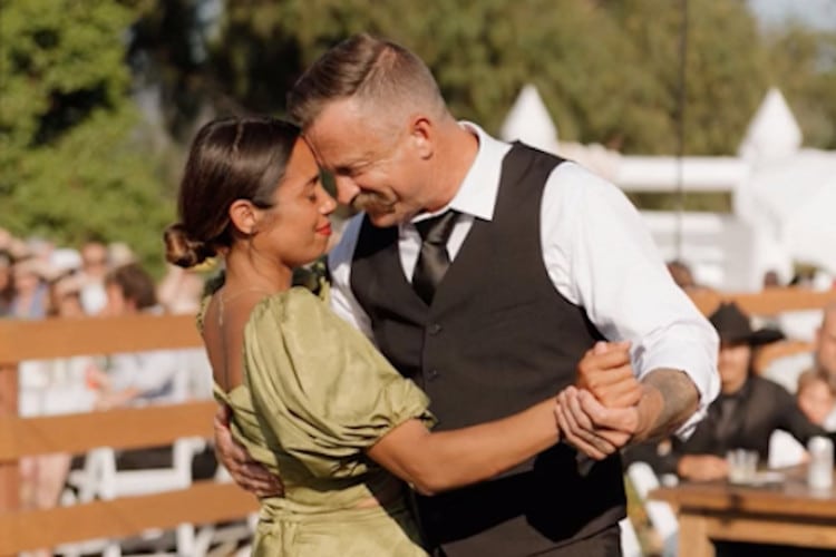 a couple has its first dance