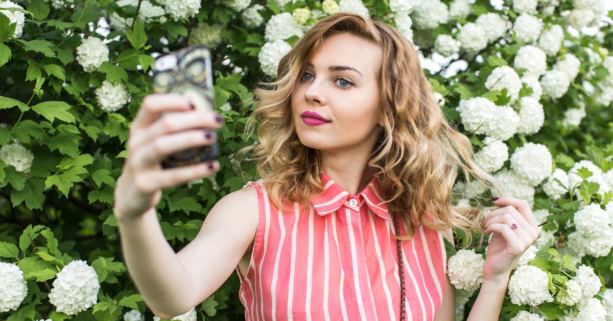 How to Take Good Selfies (19 Model Secrets Revealed)