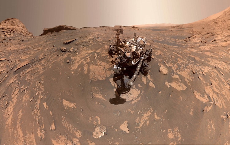 Mars Rover “Curiosity” Has Been Climbing a Mountain Since 2014