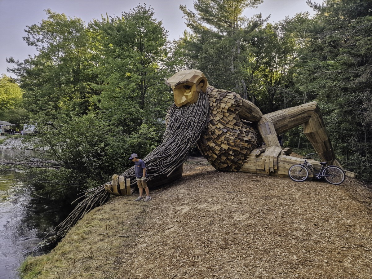 Le enormi sculture di troll in legno riciclato di Thomas Dambo