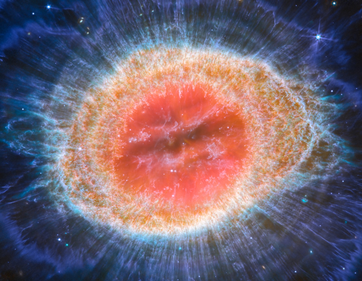 Webb captures detailed beauty of Ring Nebula (MIRI image - cropp