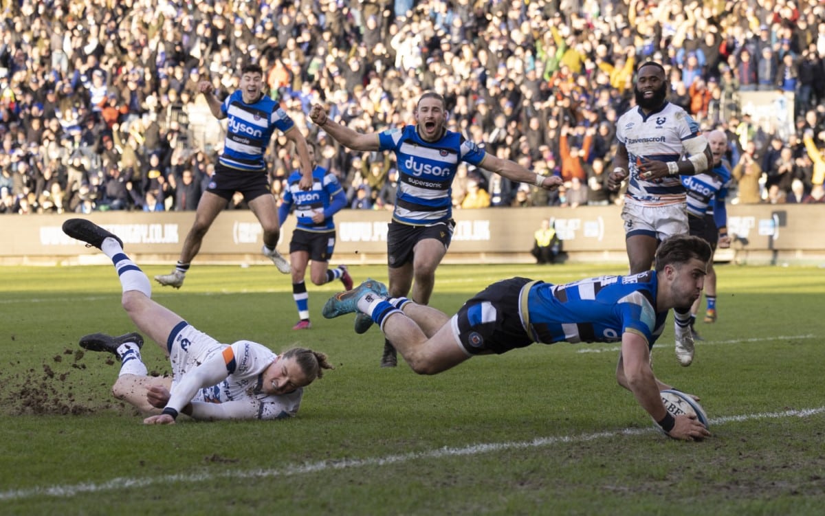 Bath Rugby's Tom de Glanville scores his sides fifth try