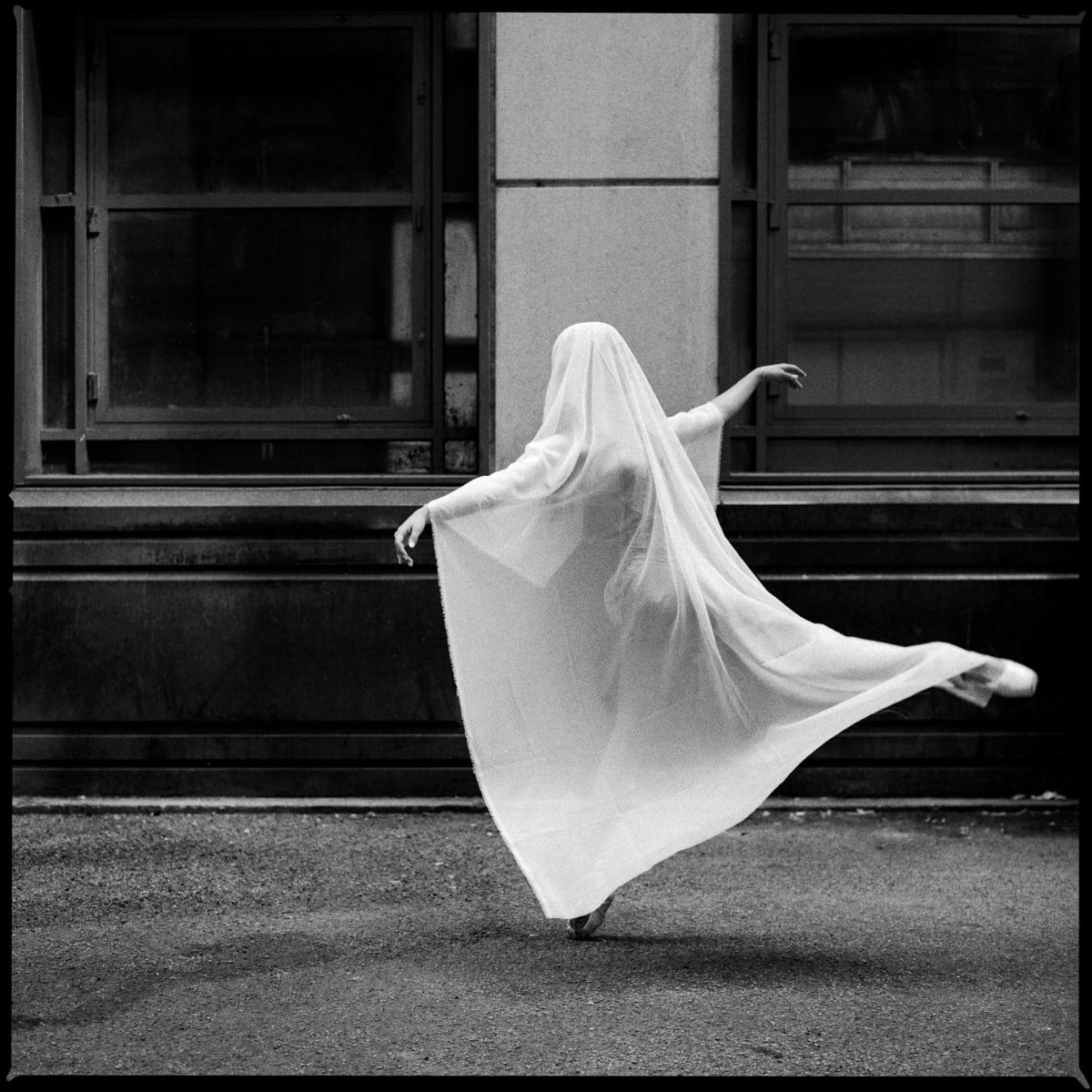 Black and white photo of a ballet dancer