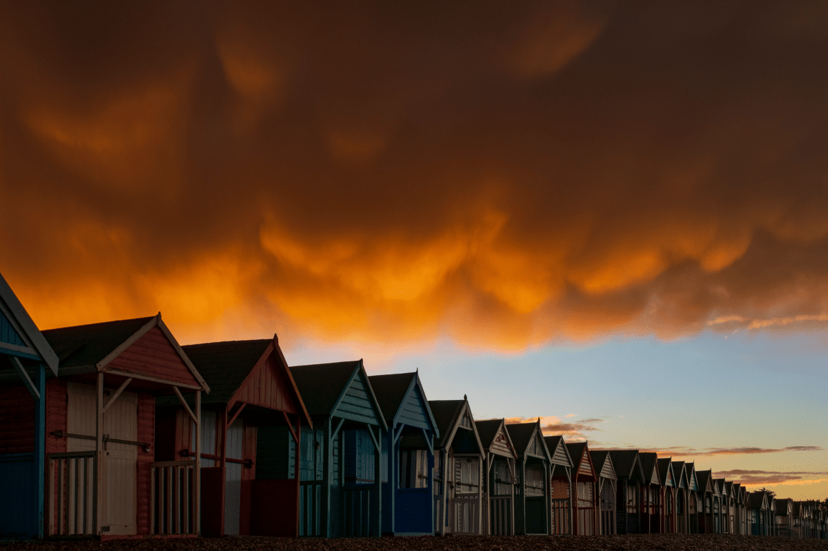 헤르네 베이(Herne Bay) 해변 오두막 위의 맘마투스 구름(Mammatus cloud)