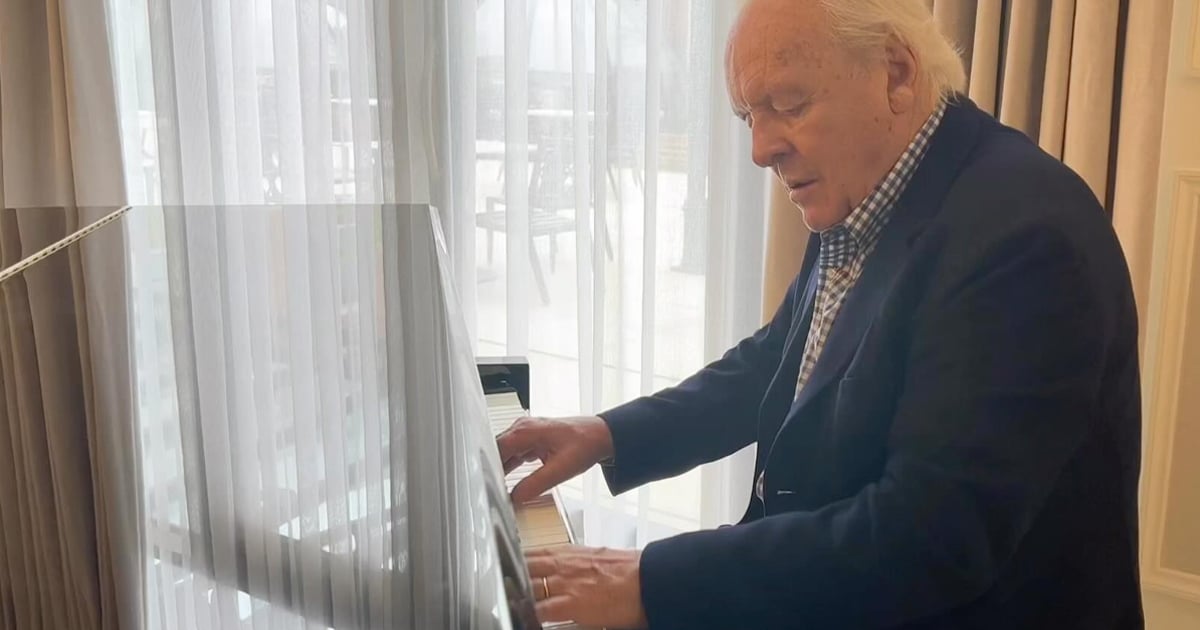 Sir Anthony Hopkins Stuns Hotel Staff With an Impromptu Piano Performance in the Lobby