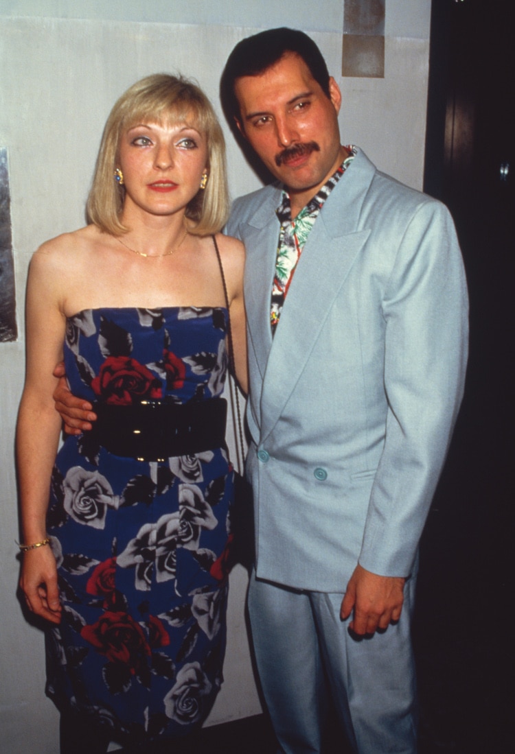 Singer Freddie Mercury (1946 - 1991) with his friend Mary Austin at an after-party for Queen's Wembley concerts, Kensington Roof Gardens, London, 12th July 1986. (Photo by Dave Hogan/Getty Images)
