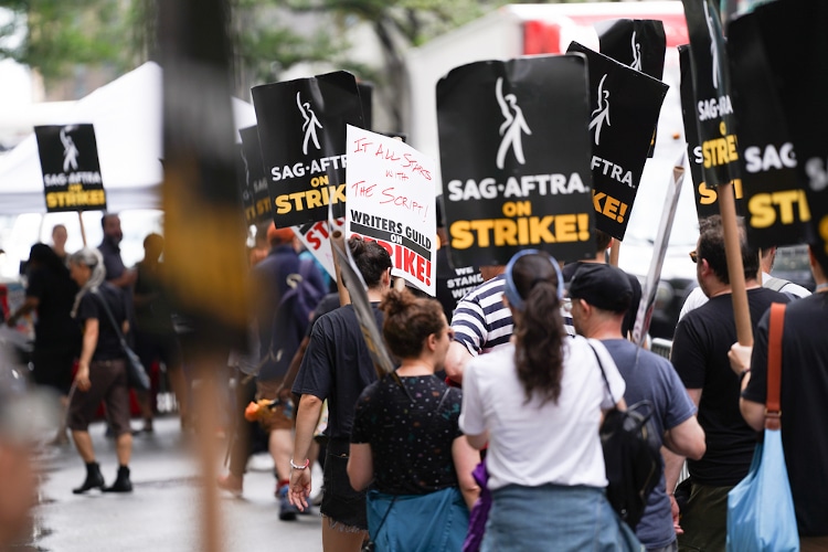 (NEW) SAG-AFTRA on Strike at NBC Universal in Rockefeller Plaza.July 21, 2023, New York USA : "SAG-AFTRA members stage powerful strike at NBC Universal in Rockefeller Plaza, demanding fair wages, better working conditions, and recognition of their invaluable contributions to the entertainment industry. a united stand for a brighter future in front of the iconic broadcast hub." Credit : Jorge Estrellado/ Thenews2 (Foto: Jorge Estrellado/Thenews2/Deposit Photos)
