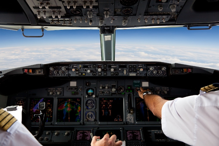 Ask the Captain: Should you cheer for your pilot?
